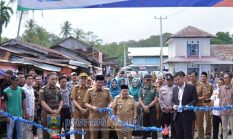 Bupati Dedi Irawan Resmikan Gapura Pasar Way Batu dan Serahkan Tenda UMKM   