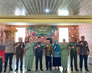 Wakil Bupati Lampung Barat Mad Hasnurin fhoto bersama dalam rangka acara pisah sambutKomandan Kodim 0422 LB Letkol Inf Rinto Wijaya
