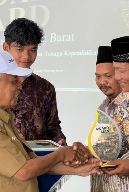 LPAI Tubaba Terima Madrasah Award dari Kepala MAN 1 Tubaba