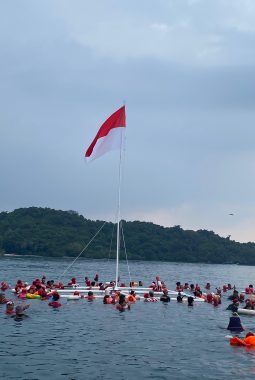Pengibaran Merah Putih di Laut Mutun Pesawaran Pecahkan Rekor MURI