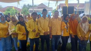 Photo bersama dengan para kader dan.masyarakat usai pembagian sembako 